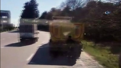hafriyat kamyonu -  Hafriyat kamyonunun peşine takılan patenci gencin tehlikeli yolculuğu kamerada  Videosu