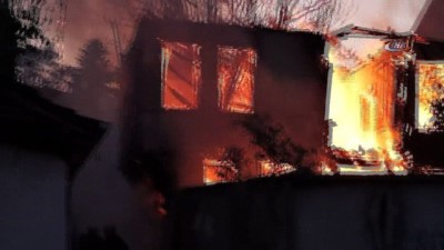  İtfaiyeci yanan evin çöken duvarı altında kalmaktan son anda kurtuldu