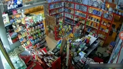  Manavgat’ta markete giren hırsızlar alarm çalınca kasayı bırakıp böyle kaçtı 