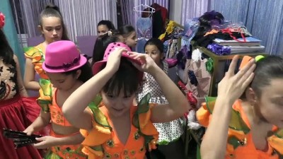 cocuk bayrami - Türk ve Rus çocuklar el ele dans ediyor - ANTALYA  Videosu
