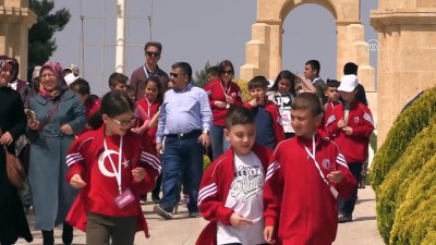 mezar taslari - Türk ve Suriyeli çocuklar dedelerinin savaştığı topraklarda - ÇANAKKALE  Videosu