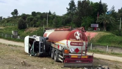 sparta -  Yakıt tankeri ile çarpışan öğrenci servisi yan yattı  Videosu