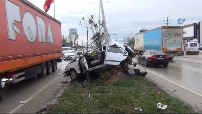 saglik ekibi -  Aydınlatma direğine çarpan otomobil paramparça oldu: 1 ölü  Videosu