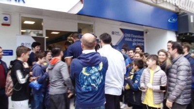 basin mensuplari - Fenerbahçe Doğuş oyuncuları taraftarla buluştu  Videosu