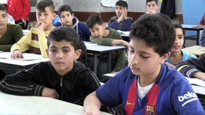 okul muduru - Filistinli öğrenciler, 'İsrail askerlerinin tacizi altında' eğitimlerini sürdürüyor - RAMALLAH Videosu