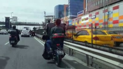  İstanbul trafiğinde pes dedirten görüntü... Motosikletle valiz taşıdı 