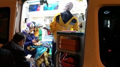 elektrik diregi -  Kayganlaşan yolda otomobil elektrik direğine çarptı: 3 yaralı  Videosu