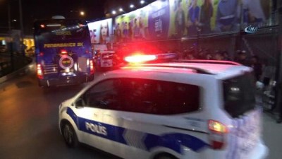 Fenerbahçe ve Beşiktaş kafileleri stattan ayrıldı 