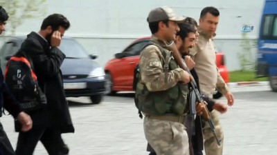 multeci -  Kaçak Afganlara Mehmetçik şefkati  Videosu