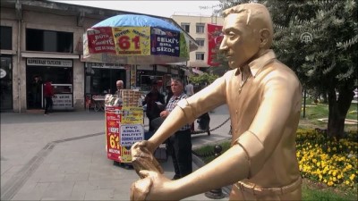 astronomi - 'Künefe çeviren adam' heykelinin tepsisini çaldılar - HATAY  Videosu