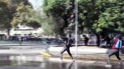 Şili'de öğrenciler sokağa döküldü - SANTİAGO 
