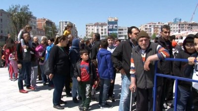 festival -  Bir günde tonlarca hamsi dağıtıldı Videosu