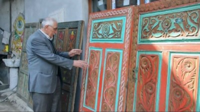  Eski kapı ve sandıkları sanat eseri haline getiriyor 