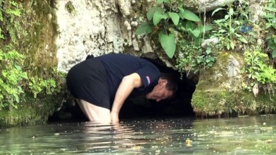  İçi su dolu tünelden geçenler dertlerinden kurtulduğuna inanıyor 