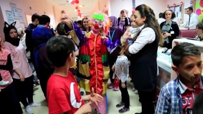 saglik calisanlari - Palyaçoyu gören minikler hastaneyi düğün salonuna çevirdi - ERZURUM  Videosu