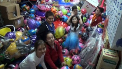  Sarıgöllü oyuncakçı çocuklara 2 bin top hediye etti 