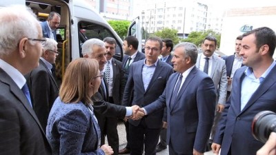  Ulaştırma Bakanı Arslan, Fatma Şahin'i ziyaret etti 