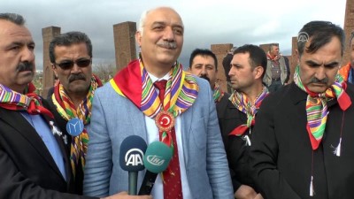 mezar taslari - Yörük Türkmenleri Ahlat'ı gezdi - BİTLİS Videosu