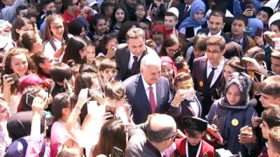  Başbakan Binali Yıldırım, 23 Nisan'ı çocuklarla kutladı 