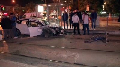 Bisiklete çarpan otomobil tramvay durağına girdi: 1 ölü - KONYA 