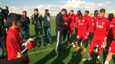 DG Sivasspor Teknik Direktörü Aybaba, antrenmanda yerini çocuklara bıraktı - SİVAS