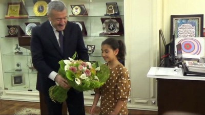 emniyet muduru -  Emniyet Müdürü Çalışkan, koltuğunu kız öğrenciye devretti  Videosu