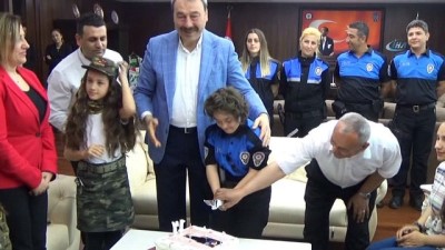 emniyet muduru -  Emniyet müdüründen engelli kıza doğum günü sürprizi Videosu