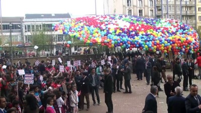 dans gosterisi - Yüksekova'da 23 bin mektup balonlarla gökyüzüne uçuruldu - HAKKARİ Videosu