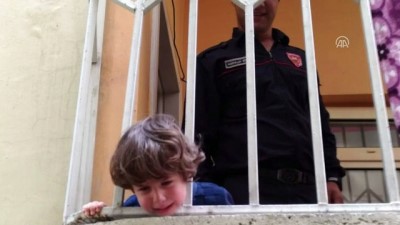 korkuluk - Kafası korkuluklara sıkışan çocuğu itfaiyeciler kurtardı - BATMAN  Videosu