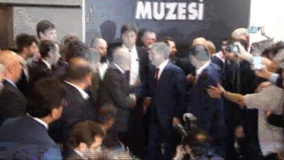  Necmettin Erbakan Ödülleri Törenine katılan 11. Cumhurbaşkanı Abdullah Gül ile Saadet Partisi Genel Başkanı Temel Karamollaoğlu salona birlikte giriş yaptı.