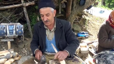tahta kasik -  Osmanlı döneminden bu yana atalarının mesleği ile geçimlerini sağlıyorlar  Videosu