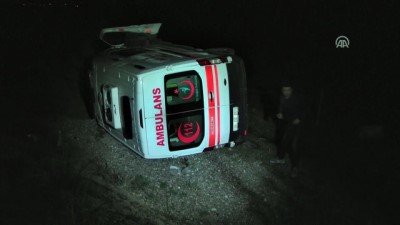 saglik personeli - Ambulans otomobile çarptı: 1 ölü, 3 yaralı - KARS  Videosu