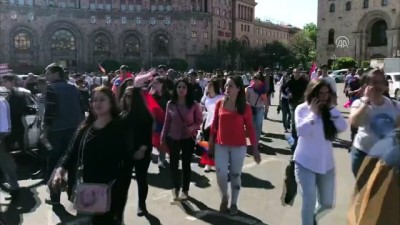 Ermeniler, Başbakan Sarkisyan'ın istifasından sonra tekrar sokaklarda (1) - ERİVAN