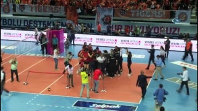 VakıfBank 10. kez lig şampiyonu oldu