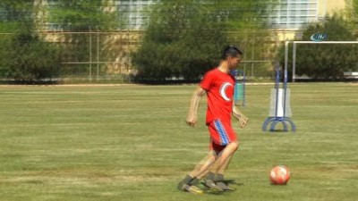milli futbolcu - Afgan gencin hayali Türk Milli Takımı’nda oynamak  Videosu