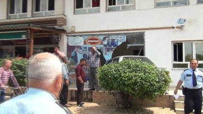 direksiyon -  Otomobil pastaneye daldı: 4 yaralı  Videosu