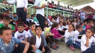 meyra - Silopili öğrenciler kitap okumak için stadı doldurdu - ŞIRNAK Videosu