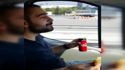gozleme -  Direksiyon başında yemek yiyen sürücü kamerada  Videosu