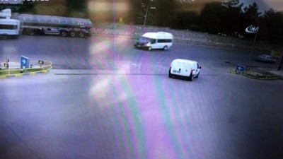 motosiklet surucusu -  Motosiklet minibüse böyle çarptı: 1 ölü  Videosu