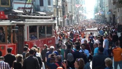 kalaba -  Taksim Meydanı ve İstiklal Caddesinde insan seli Videosu