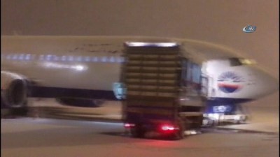 kar surprizi -  Erzurum Havalimanında uçaktan inen yolculara kar sürprizi Videosu