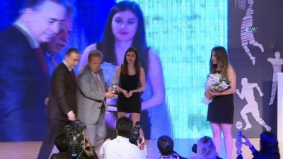 Gençlik ve Spor Bakanı Osman Aşkın Bak sporda yılın onur ödülünü aldı