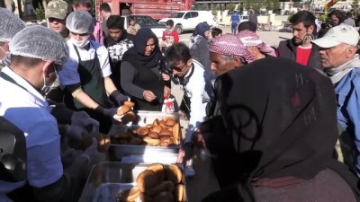 Mehmetçik ekmeğini Afrinlilerle paylaşıyor - AFRİN