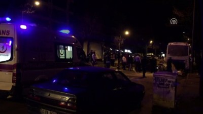 cop konteyneri - Otomobil park halindeki midibüse çarptı: 2 yaralı - İSTANBUL  Videosu