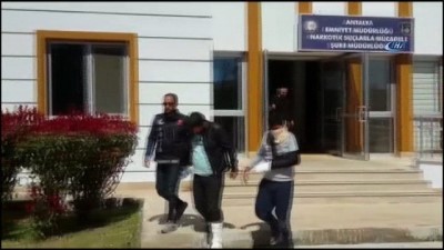 dur ihtari -  Polisten kaçarken beton mikserine çarpan torbacılar alçılı halde adliyeye sevk edildi  Videosu