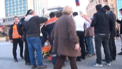 guvenlik gorevlisi -  Taksim’de yaşlı adamın ayağı Metro’ya sıkıştı  Videosu
