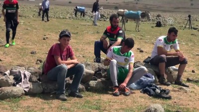 spor ayakkabi - Futbol maçına eşek sırtında gidiyorlar - ŞANLIURFA  Videosu