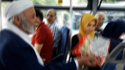  Halk otobüsünde şeker dağıtan vatandaş yolcuların kandilini kutladı