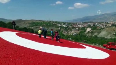 Parke taşlarıyla dev Türk bayrağı - SİVAS