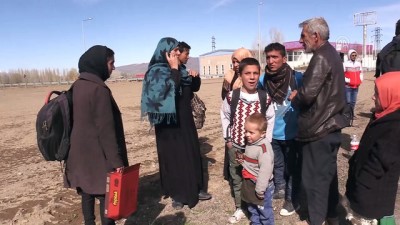 kacak gocmen - Afganistan ve Pakistan uyruklu 300 kaçak göçmen yakalandı - ERZURUM Videosu